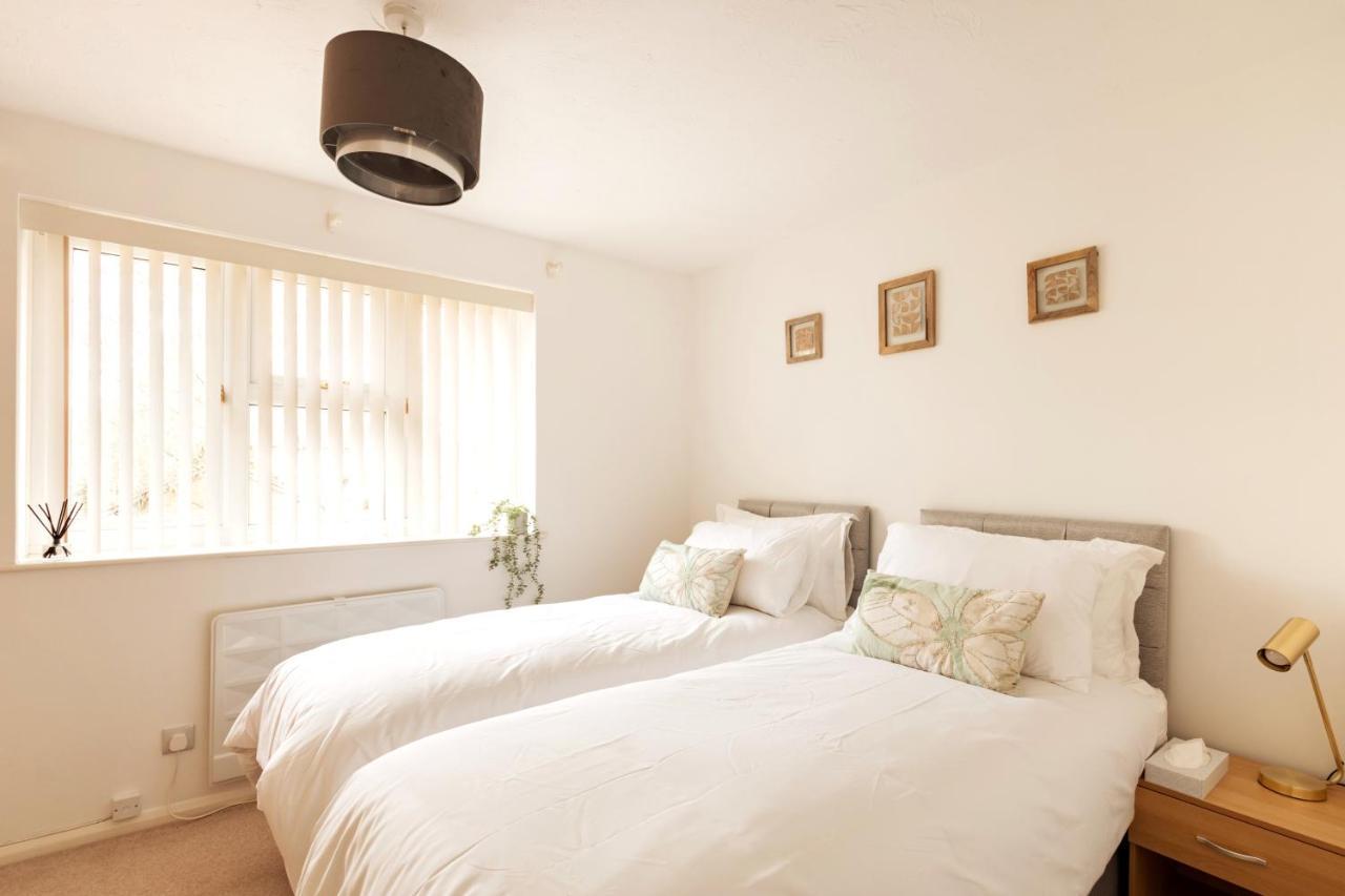 Surrey Stays - 2 Bedroom House, Rh1, Contractors Welcome, Sleeps 5 Max, 2 Parking Spaces, Near Town Centre, Train Station And Gatwick Airport Redhill  Exterior foto
