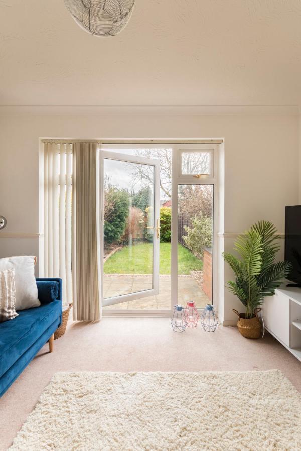 Surrey Stays - 2 Bedroom House, Rh1, Contractors Welcome, Sleeps 5 Max, 2 Parking Spaces, Near Town Centre, Train Station And Gatwick Airport Redhill  Exterior foto