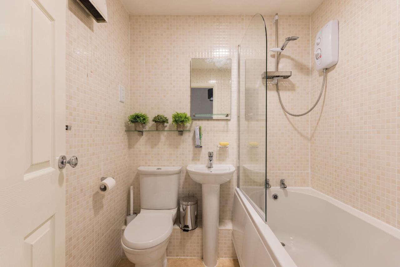 Surrey Stays - 2 Bedroom House, Rh1, Contractors Welcome, Sleeps 5 Max, 2 Parking Spaces, Near Town Centre, Train Station And Gatwick Airport Redhill  Exterior foto